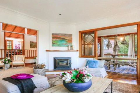 Treetops Elegant Inviting Designer Cedar Home - Melbourne Tourism 6