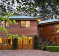 Treetops elegant inviting designer cedar home - Melbourne Tourism