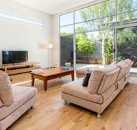 PALM COURT RETREAT MORNINGTON - Melbourne Tourism