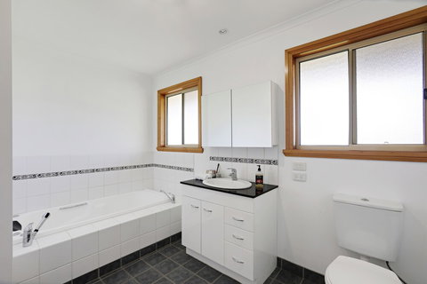 Yarragon 4 Bedroom House In Gippsland - Melbourne Tourism 5