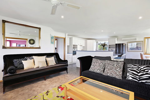 Yarragon 4 Bedroom House In Gippsland - Melbourne Tourism 3