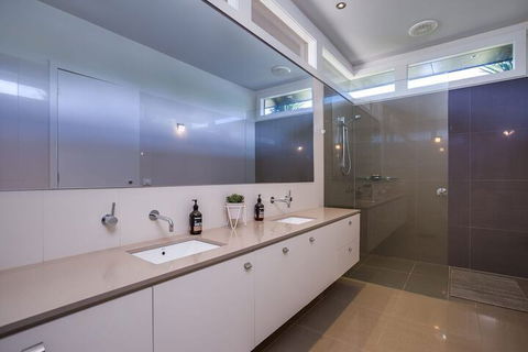 Kalina Retreat Tennis & Pool - Melbourne Tourism 3