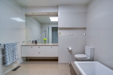 Kalina Retreat Tennis & Pool - Melbourne Tourism 7