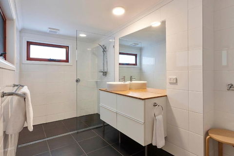 DOLPHIN LOOKOUT COTTAGE Amazing Views Of The Bay Of Fires - Melbourne Tourism 1