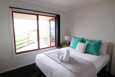 DOLPHIN LOOKOUT COTTAGE Amazing Views Of The Bay Of Fires - Melbourne Tourism 5