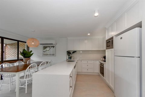 BEAUTIFULLY RENOVATED OCEANSIDE APARTMENT Lamer 9 - Melbourne Tourism 1