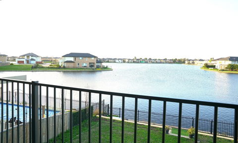 Waterfront Villa In Sanctuary Lakes - Melbourne Tourism 2