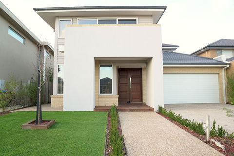 Waterfront Villa In Sanctuary Lakes - Melbourne Tourism 1
