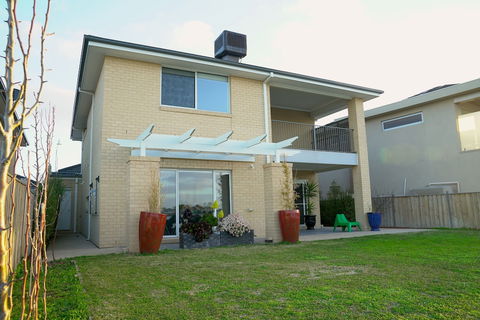 Waterfront Villa In Sanctuary Lakes - Melbourne Tourism 0
