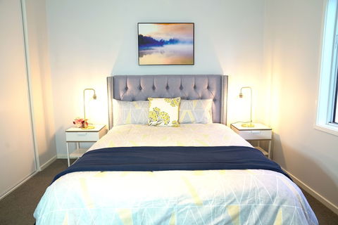 Waterfront Villa In Sanctuary Lakes - Melbourne Tourism 6