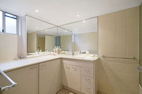 Kingsview - 1/54 Kingfisher Drive - Melbourne Tourism 6