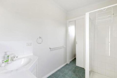 THE BEACH HIVE PET FRIENDLY (OUTSIDE ONLY) INLET SIDE - Melbourne Tourism 5