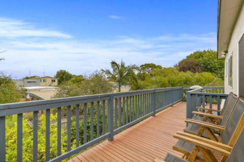 THE BEACH HIVE PET FRIENDLY (OUTSIDE ONLY) INLET SIDE - Melbourne Tourism 0
