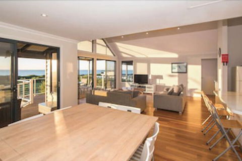 Jay's Beach House - Melbourne Tourism 1