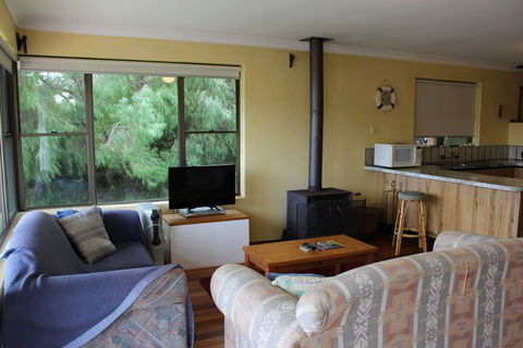 Jen's Beach House - Melbourne Tourism 1