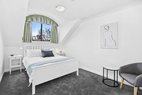 HOLT1 Crows Nest Holtermann Street - Melbourne Tourism 4
