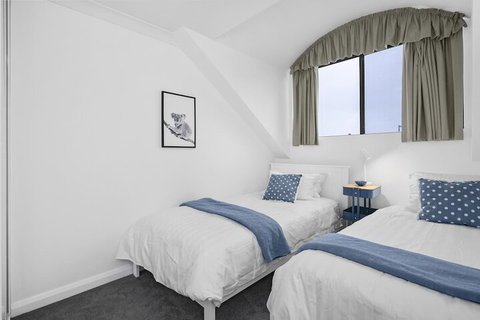 HOLT1 Crows Nest Holtermann Street - Melbourne Tourism 2