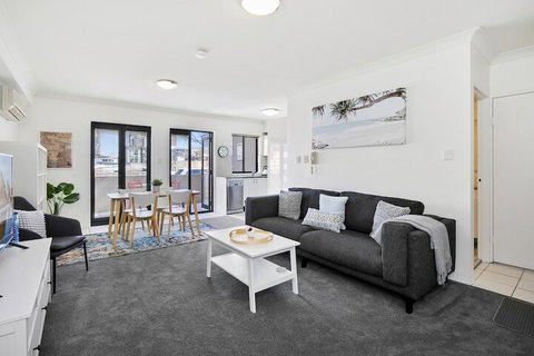 HOLT1 Crows Nest Holtermann Street - Melbourne Tourism 7