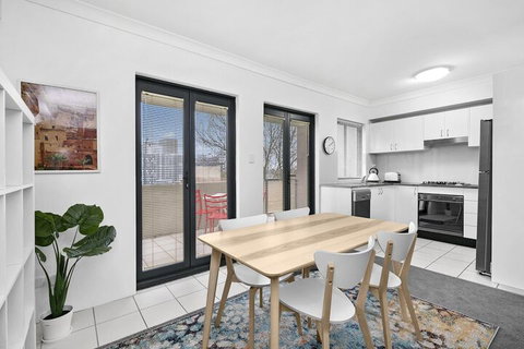 HOLT1 Crows Nest Holtermann Street - Melbourne Tourism 3