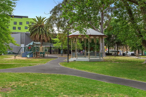 GRATTAN A Premier Location & Modern Space - Melbourne Tourism 7