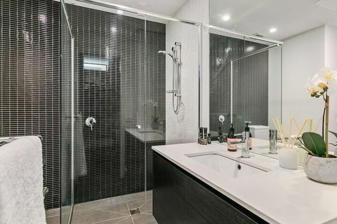GRATTAN A Premier Location & Modern Space - Melbourne Tourism 1