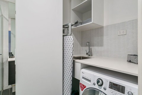 GRATTAN A Premier Location & Modern Space - Melbourne Tourism 5