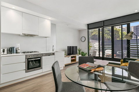 GRATTAN A Premier Location & Modern Space - Melbourne Tourism 4