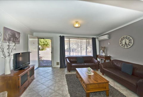 Unit 6 Middleton Mews - Melbourne Tourism 3