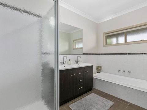 THE LOCH SURFSIDE WIFI NETFLIX PET FRIENDLY (OUTSIDE ONLY) - Melbourne Tourism 1