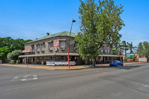 Imperial Hotel Singleton - Melbourne Tourism 1