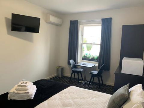 Queens Arms Hotel - Melbourne Tourism 4