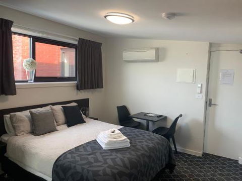 Queens Arms Hotel - Melbourne Tourism 6
