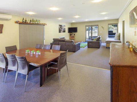 Kickenback Lodge - Melbourne Tourism 5