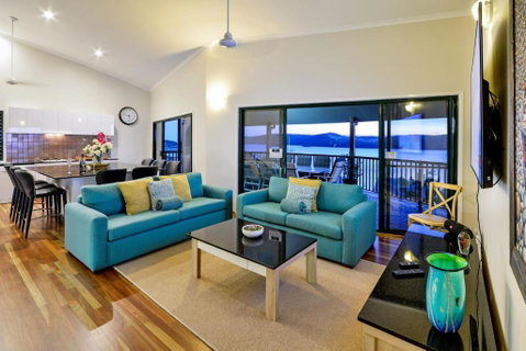 NEWLY BEAUTFULLY RENOVATED 16 The Casuarina 3 Bedroom House With 180 Degree Ocean Views - Melbourne Tourism 6