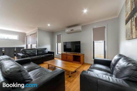 Averys Retreat - Melbourne Tourism 1