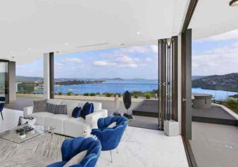 Stylish Penthouse With Views & Jacuzzi - Melbourne Tourism 6