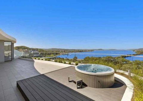 Stylish Penthouse With Views & Jacuzzi - Melbourne Tourism 5