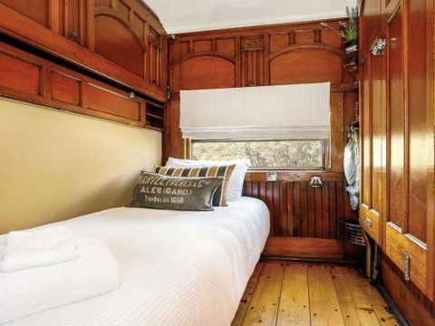 THE ANGAS CARRIAGE Alpine Southern Highlands 4pm Check Out On Sundays - Melbourne Tourism 4