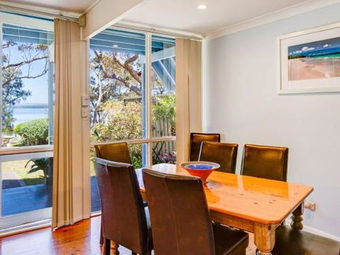 SORRENTO LAKESIDE Sanctuary Point 4pm Check Out Sundays - Melbourne Tourism 3