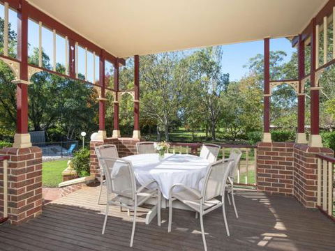THE ELMS Berry Berry & Surrounds 4pm Check Out Sundays - Melbourne Tourism 1