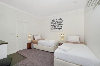 Spooky Hall Motel - Melbourne Tourism 5