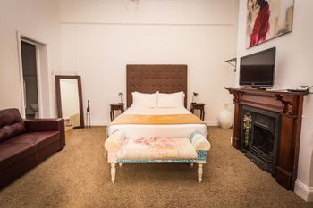 Spooky Hall Motel - Melbourne Tourism 1