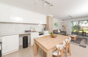 Lakeview Apartment Suite 16 - Melbourne Tourism 6