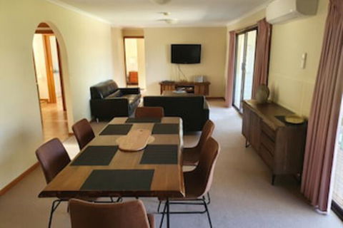 Annies Holiday Units - Melbourne Tourism 0