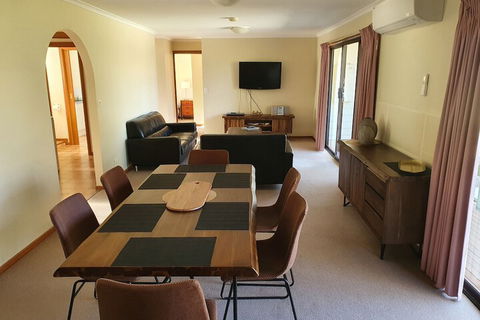 Annies Holiday Units - Melbourne Tourism 1