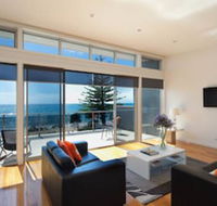 Penguin Waterfront Escape - Melbourne Tourism