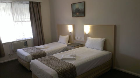Lindy Lodge Motel - Melbourne Tourism 1