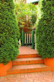 Mary Card's Coach House - Melbourne Tourism 2