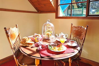 Mary Card's Coach House - Melbourne Tourism 4