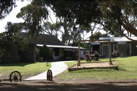 Seal Bay Cottages - Melbourne Tourism 4